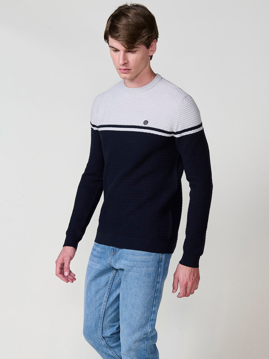 Jersey navy de hombre en tricot con cuello redondo y manga larga. Confección 100% acrílico, cómodo y versátil para cualquier temporada.