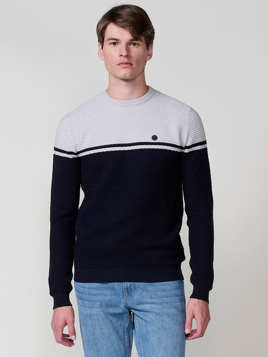 Jersey navy de hombre en tricot con cuello redondo y manga larga. Confección 100% acrílico, cómodo y versátil para cualquier temporada.