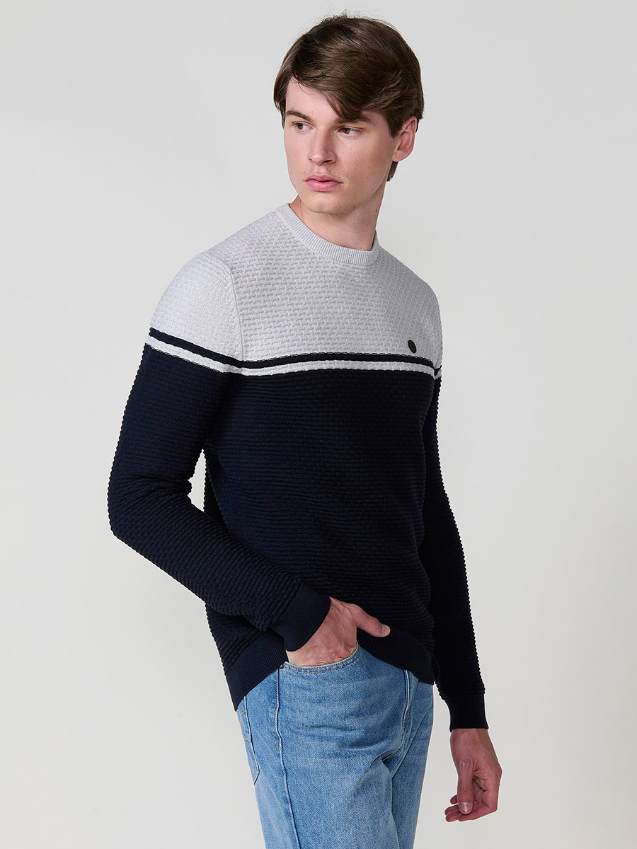 Jersey navy de hombre en tricot con cuello redondo y manga larga. Confección 100% acrílico, cómodo y versátil para cualquier temporada.
