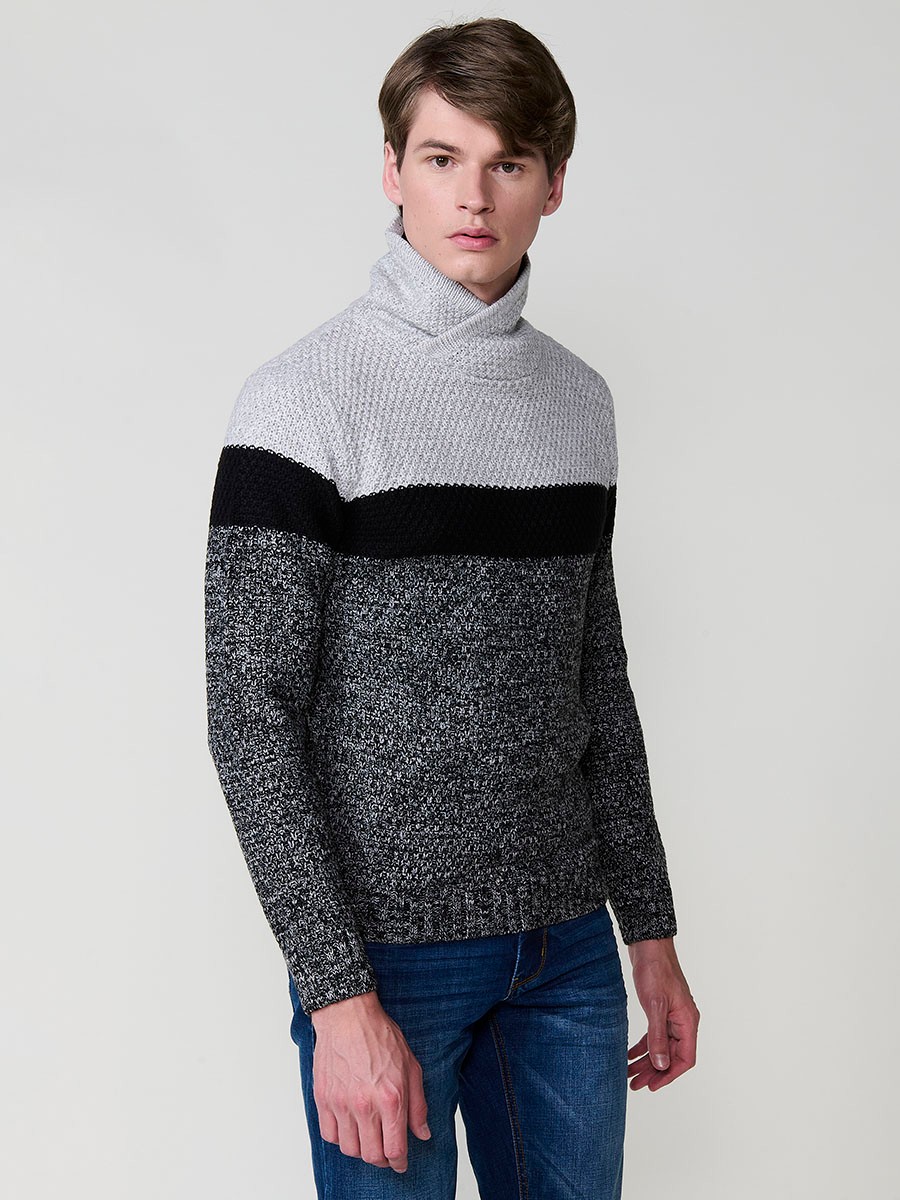 Jersey de hombre en tricot con cuello alto y manga larga. Tejido 100% acrílico, cómodo y versátil para looks casuales y elegantes.