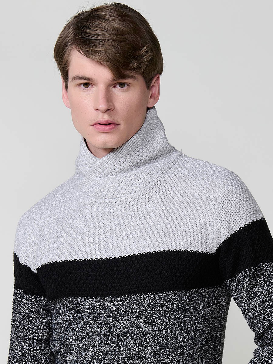 Jersey de hombre en tricot con cuello alto y manga larga. Tejido 100% acrílico, cómodo y versátil para looks casuales y elegantes.