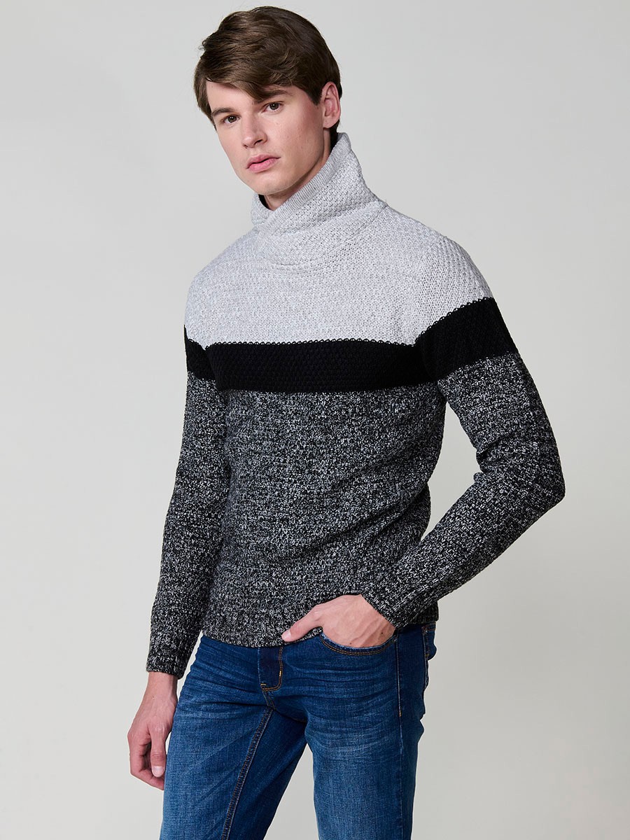 Jersey de hombre en tricot con cuello alto y manga larga. Tejido 100% acrílico, cómodo y versátil para looks casuales y elegantes.
