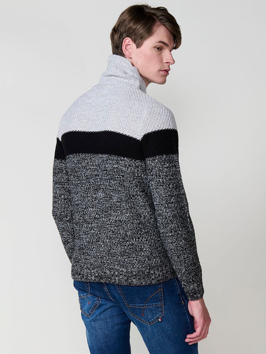 Jersey de hombre en tricot con cuello alto y manga larga. Tejido 100% acrílico, cómodo y versátil para looks casuales y elegantes.