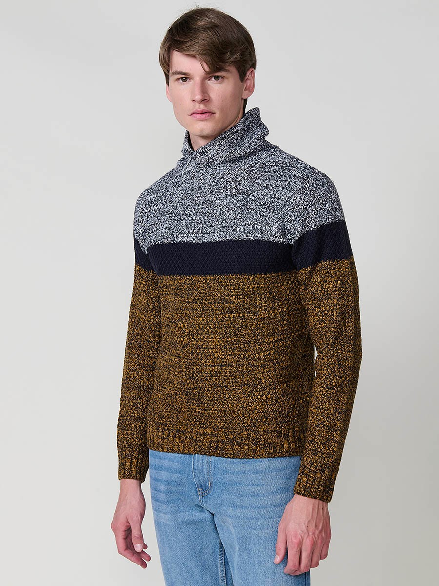 Jersey ocre de hombre en tricot con cuello alto y manga larga. Tejido 100% acrílico, ligero, cómodo y versátil para cualquier temporada.