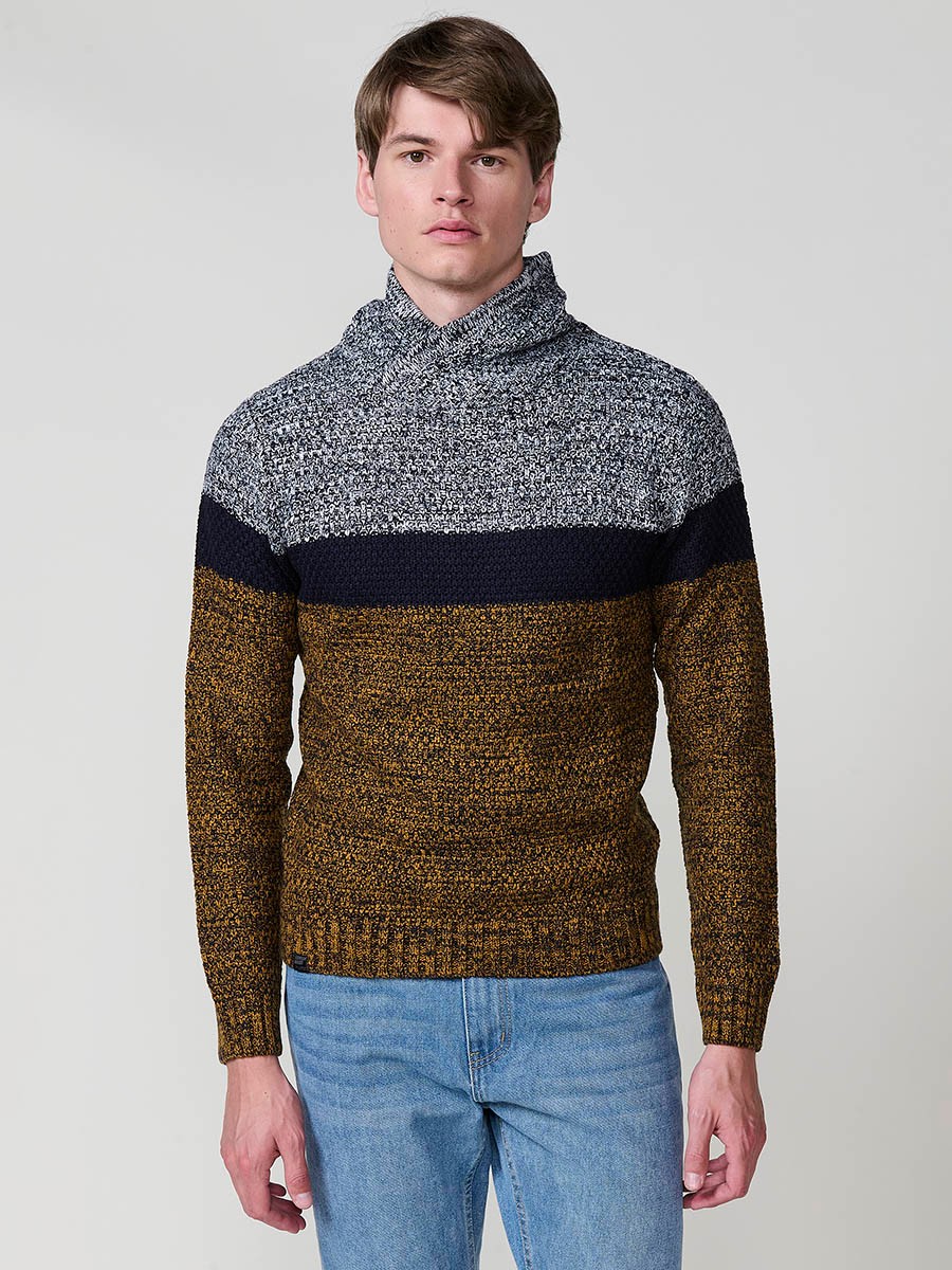 Jersey ocre de hombre en tricot con cuello alto y manga larga. Tejido 100% acrílico, ligero, cómodo y versátil para cualquier temporada.