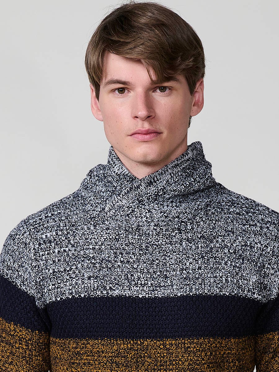 Jersey ocre de hombre en tricot con cuello alto y manga larga. Tejido 100% acrílico, ligero, cómodo y versátil para cualquier temporada.