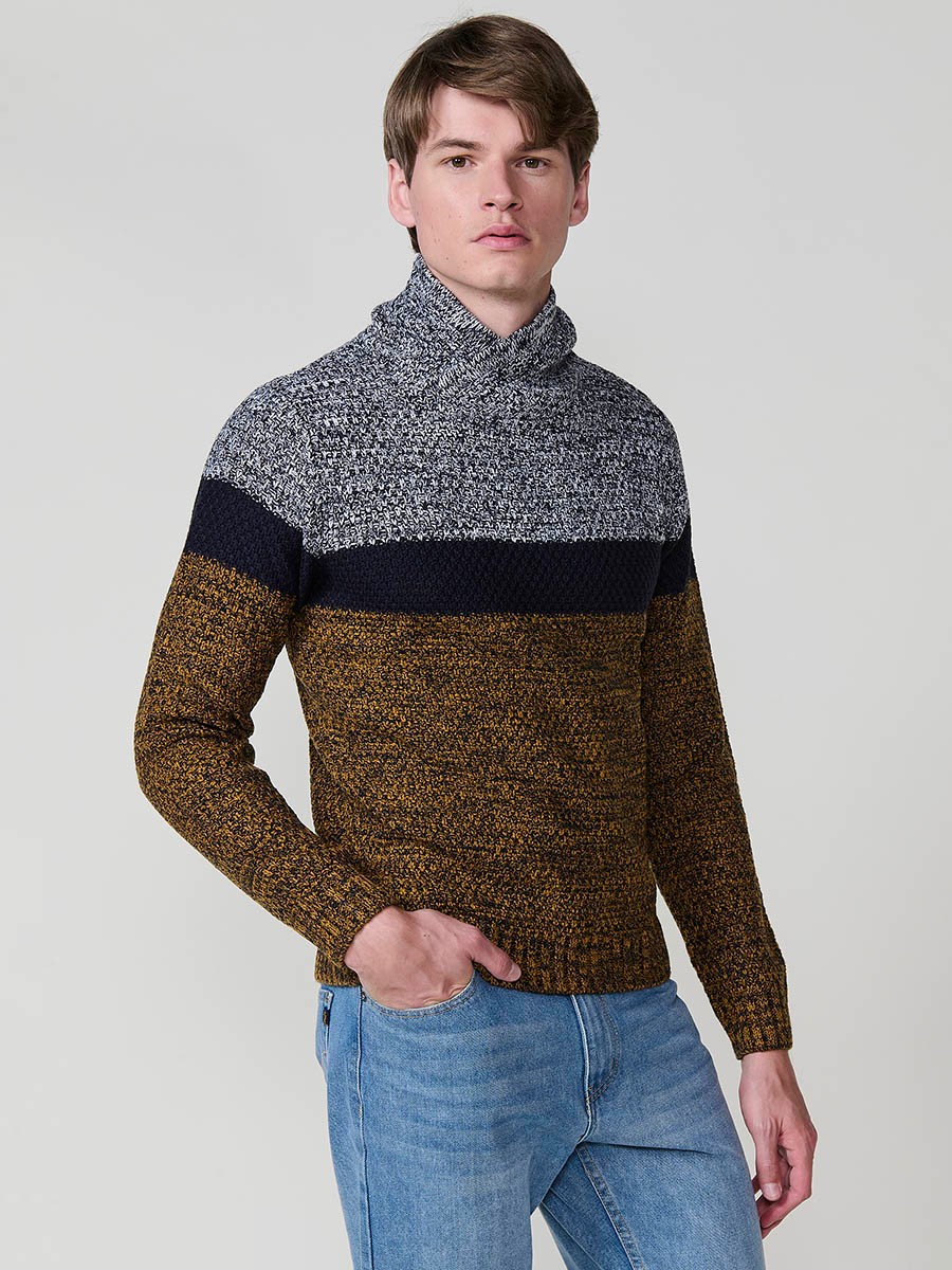 Jersey ocre de hombre en tricot con cuello alto y manga larga. Tejido 100% acrílico, ligero, cómodo y versátil para cualquier temporada.