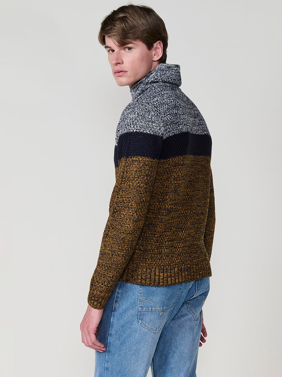 Jersey ocre de hombre en tricot con cuello alto y manga larga. Tejido 100% acrílico, ligero, cómodo y versátil para cualquier temporada.
