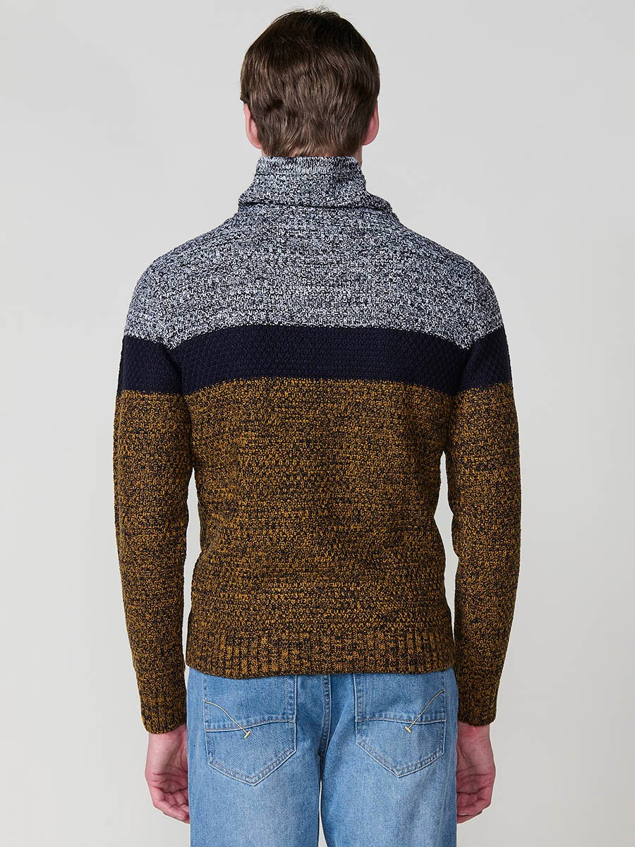 Jersey ocre de hombre en tricot con cuello alto y manga larga. Tejido 100% acrílico, ligero, cómodo y versátil para cualquier temporada.
