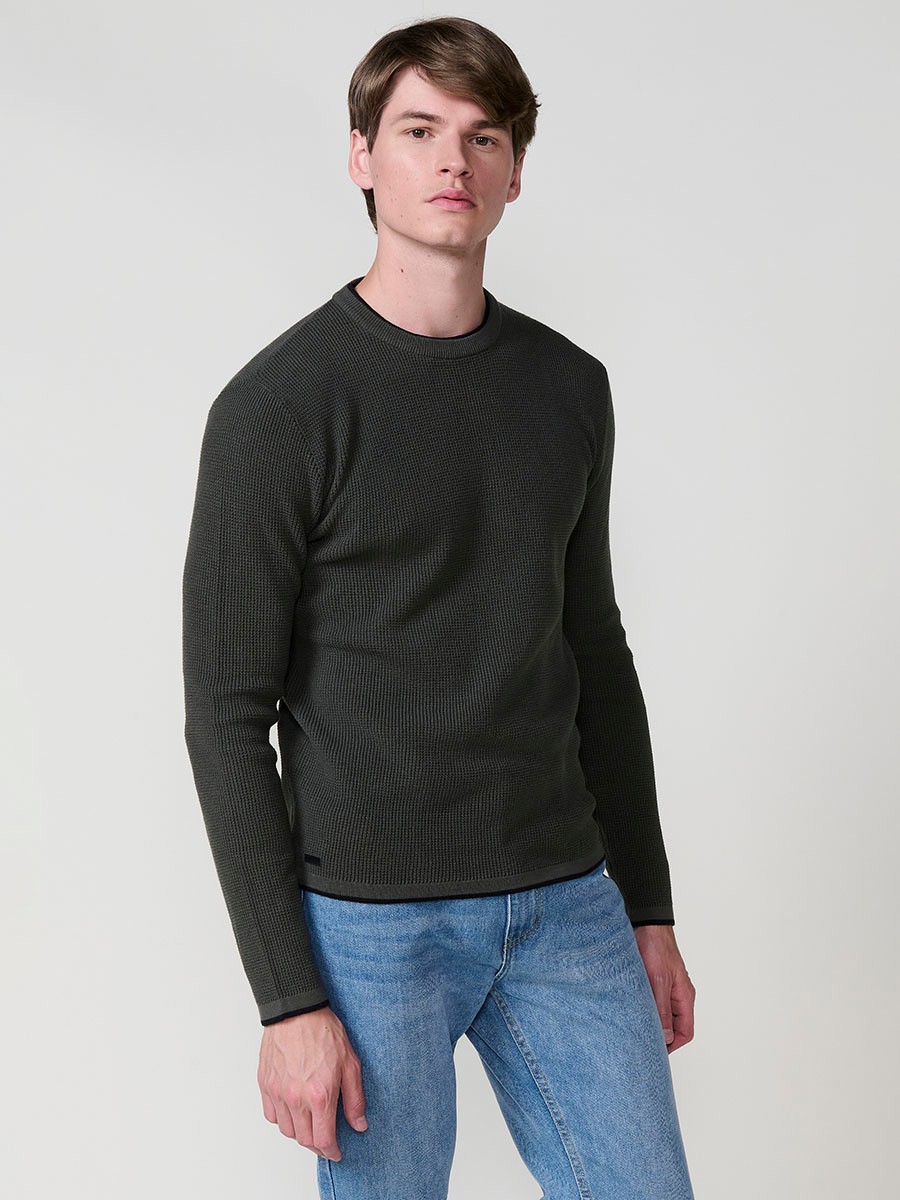 Jersey kaki de hombre en tricot con cuello redondo y manga larga. Tejido 100% acrílico, cómodo y versátil para todas las temporadas.