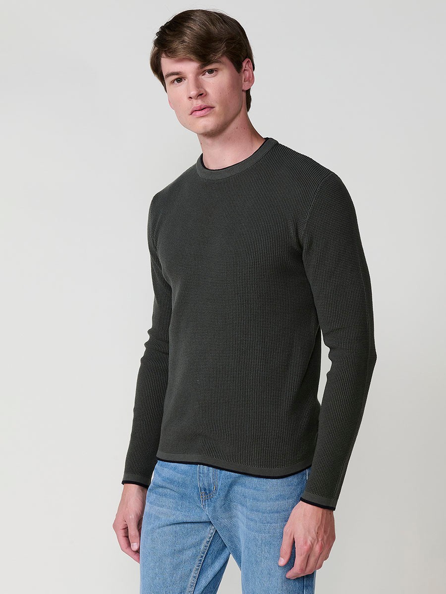 Jersey kaki de hombre en tricot con cuello redondo y manga larga. Tejido 100% acrílico, cómodo y versátil para todas las temporadas.