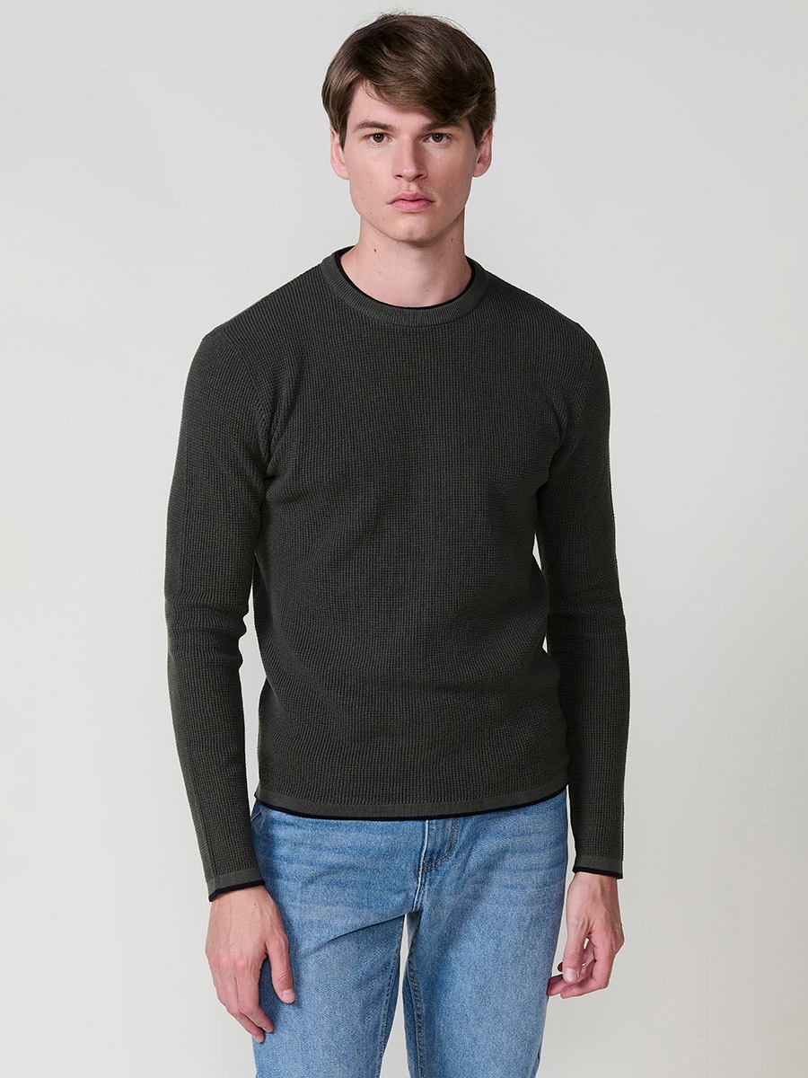 Jersey kaki de hombre en tricot con cuello redondo y manga larga. Tejido 100% acrílico, cómodo y versátil para todas las temporadas.