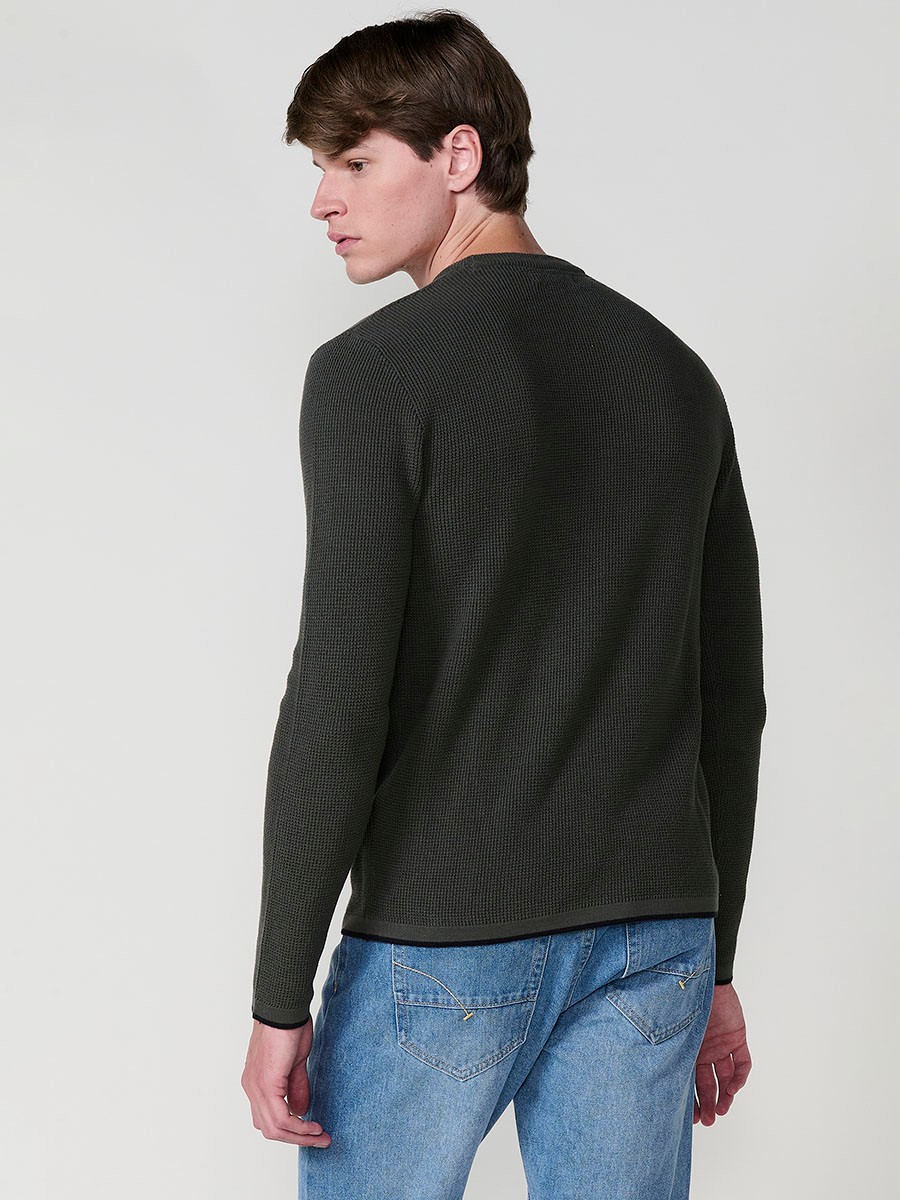 Jersey kaki de hombre en tricot con cuello redondo y manga larga. Tejido 100% acrílico, cómodo y versátil para todas las temporadas.