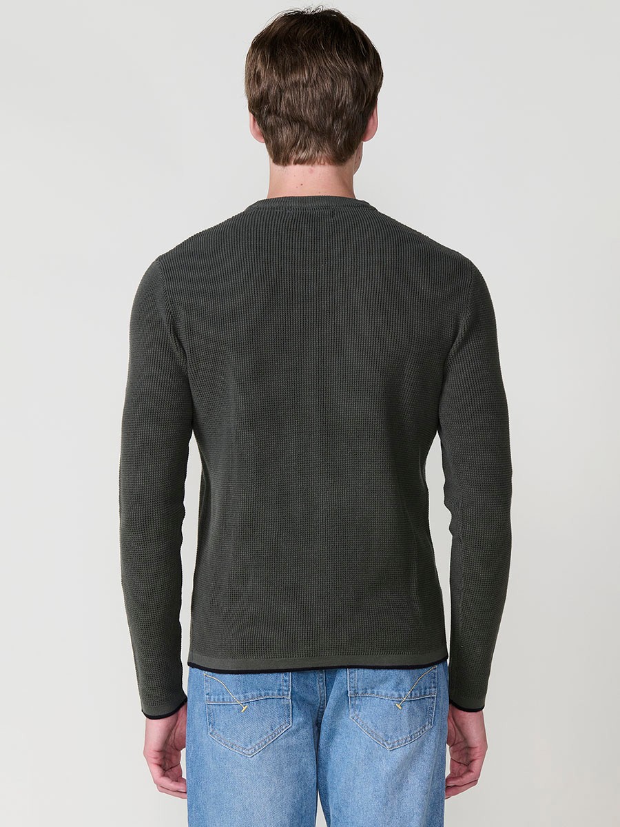 Jersey kaki de hombre en tricot con cuello redondo y manga larga. Tejido 100% acrílico, cómodo y versátil para todas las temporadas.