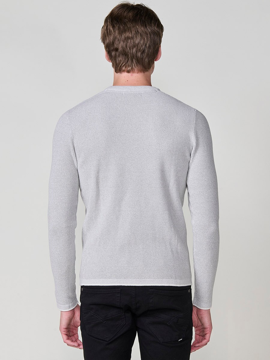 Jersey crudo de hombre en tricot con cuello redondo y manga larga. Tejido 100% acrílico, ligero, cómodo y atemporal.