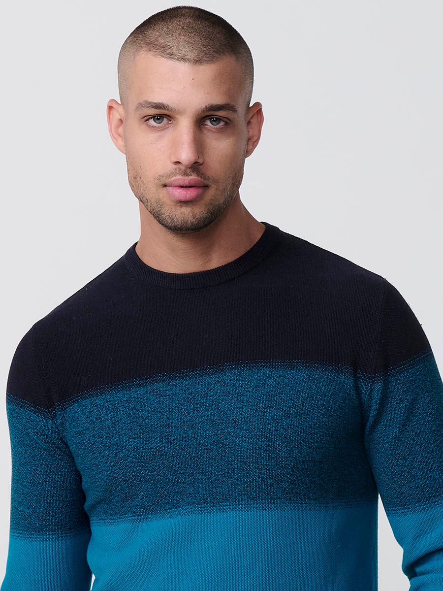 Jersey petróleo de hombre en tricot con cuello redondo y manga larga. Tejido 100% acrílico, ligero y versátil para todas las temporadas.