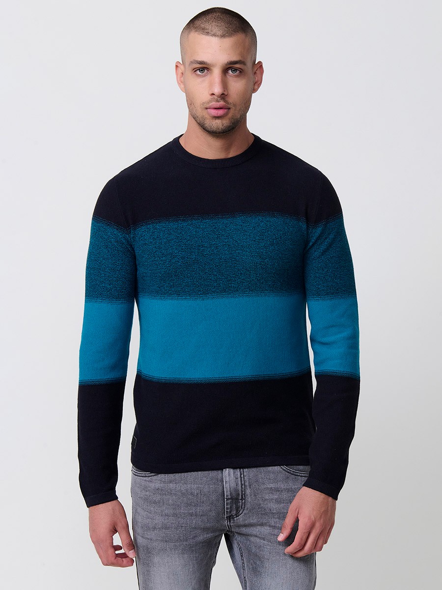 Jersey petróleo de hombre en tricot con cuello redondo y manga larga. Tejido 100% acrílico, ligero y versátil para todas las temporadas.