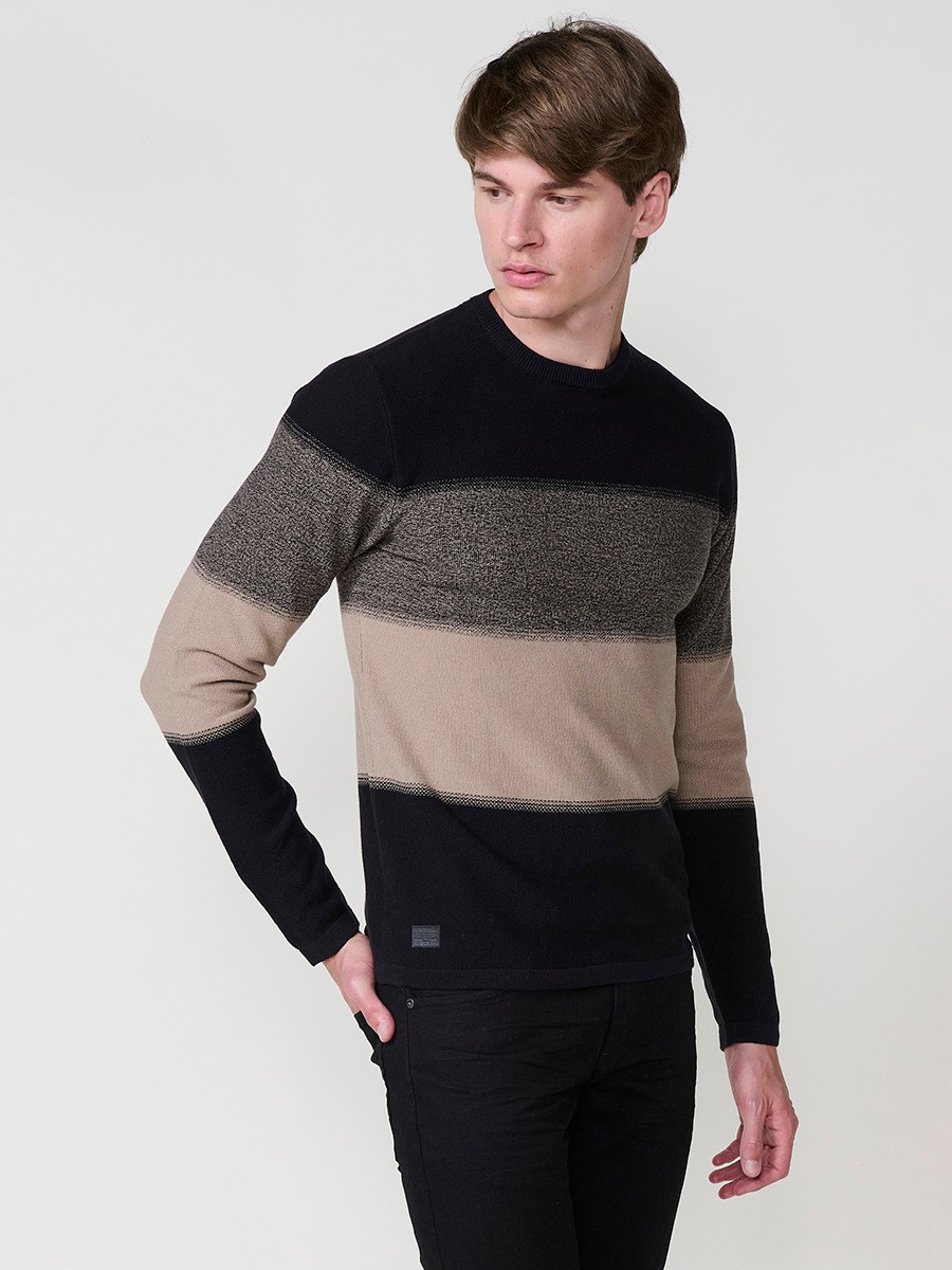 Jersey visón de hombre en tricot con cuello redondo y manga larga. Tejido 100% acrílico, cómodo, moderno y versátil para cualquier temporada.