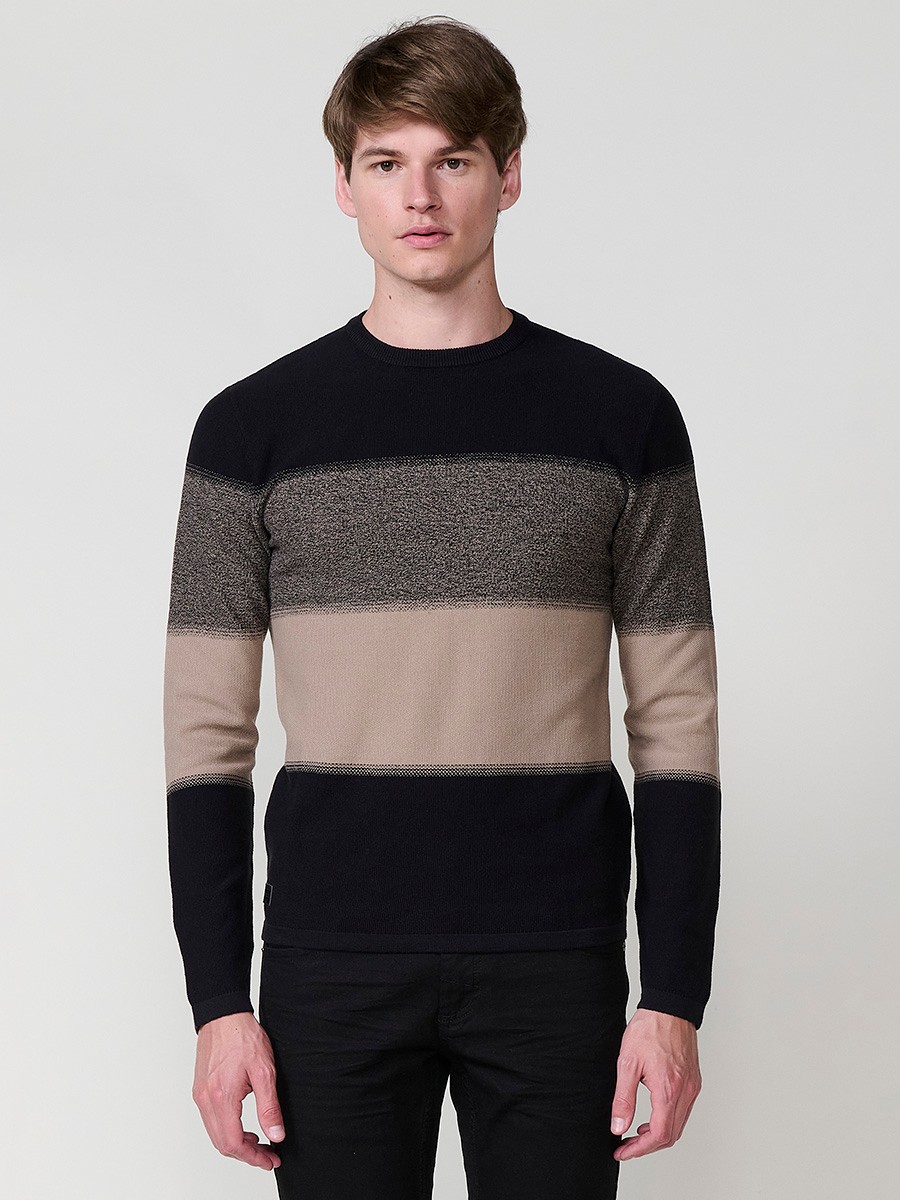 Jersey visón de hombre en tricot con cuello redondo y manga larga. Tejido 100% acrílico, cómodo, moderno y versátil para cualquier temporada.