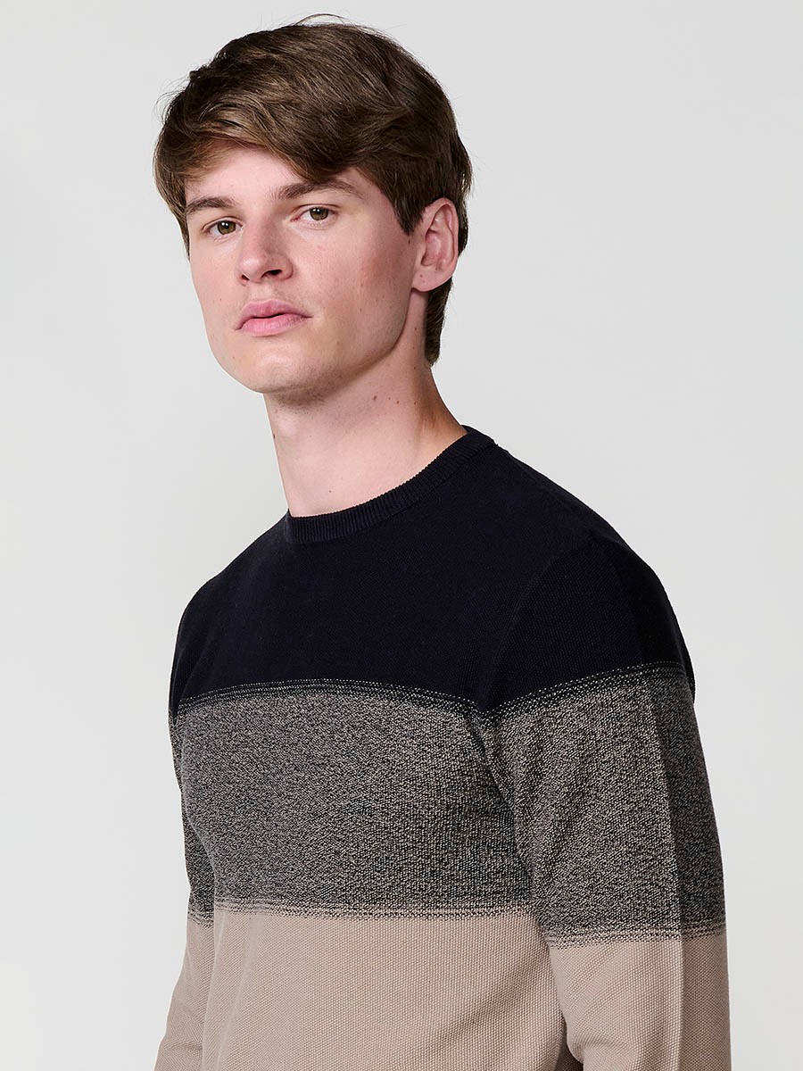 Jersey visón de hombre en tricot con cuello redondo y manga larga. Tejido 100% acrílico, cómodo, moderno y versátil para cualquier temporada.