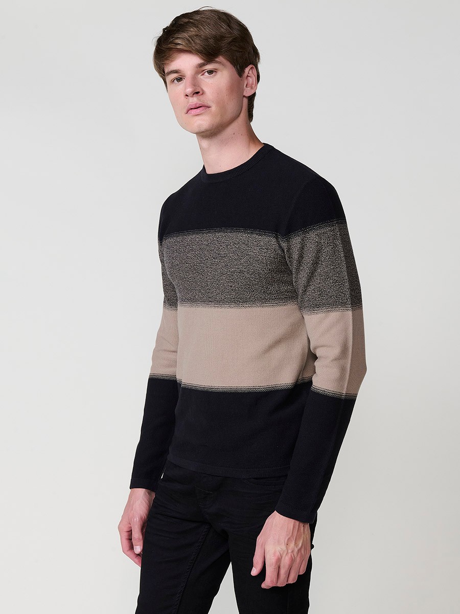 Jersey visón de hombre en tricot con cuello redondo y manga larga. Tejido 100% acrílico, cómodo, moderno y versátil para cualquier temporada.