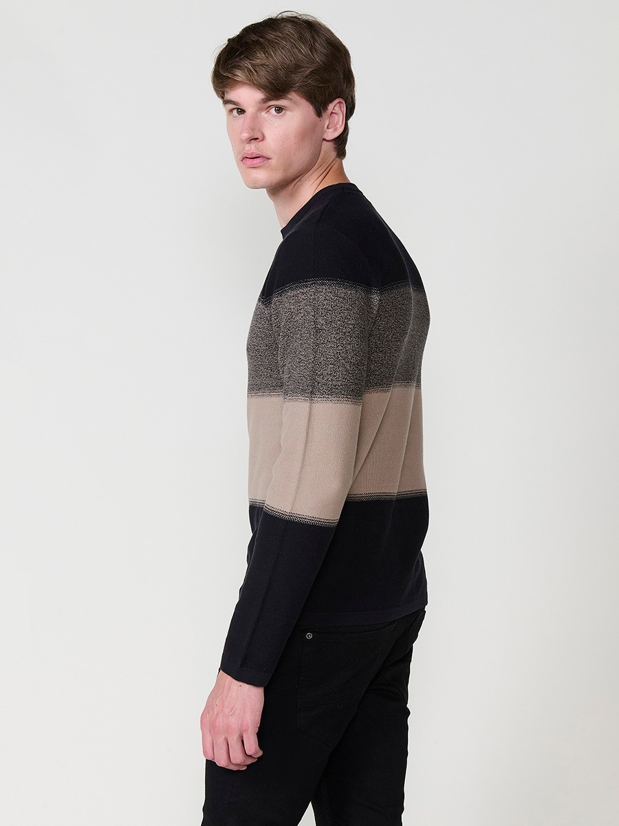 Jersey visón de hombre en tricot con cuello redondo y manga larga. Tejido 100% acrílico, cómodo, moderno y versátil para cualquier temporada.
