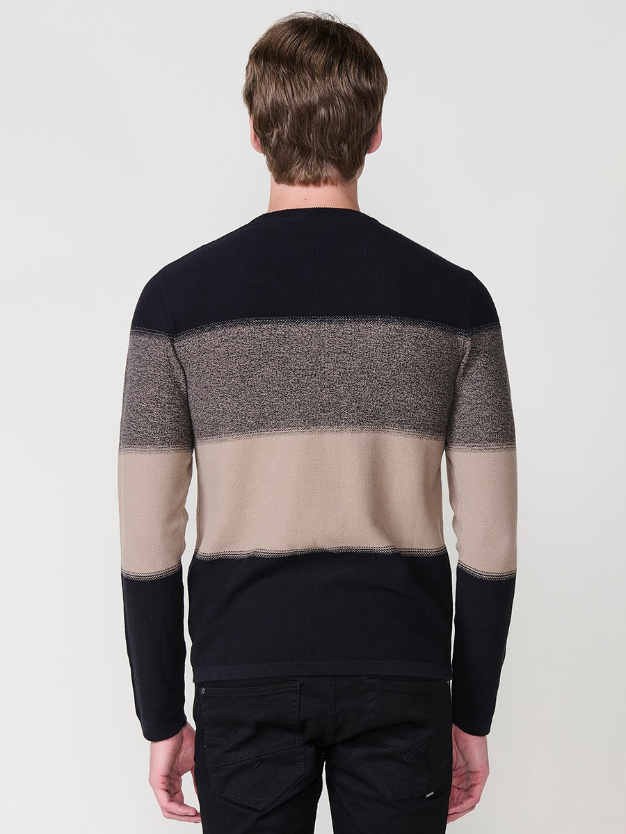 Jersey visón de hombre en tricot con cuello redondo y manga larga. Tejido 100% acrílico, cómodo, moderno y versátil para cualquier temporada.