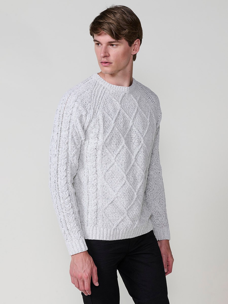 Jersey crudo de hombre en tricot con punto texturizado, cuello redondo y manga larga. Confección 100% poliéster, cómodo y moderno.