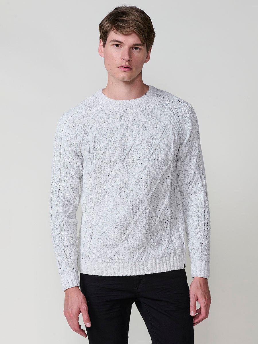 Jersey crudo de hombre en tricot con punto texturizado, cuello redondo y manga larga. Confección 100% poliéster, cómodo y moderno.