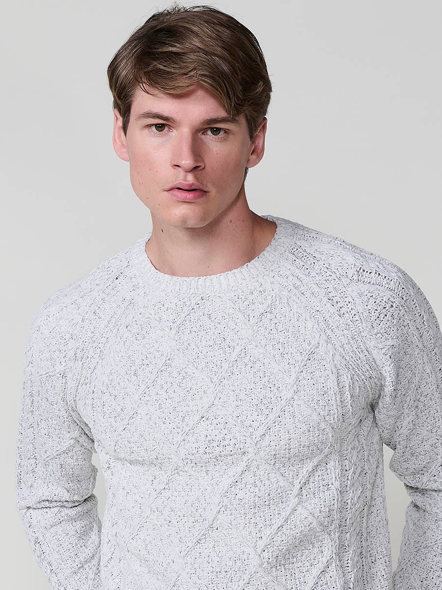 Jersey crudo de hombre en tricot con punto texturizado, cuello redondo y manga larga. Confección 100% poliéster, cómodo y moderno.