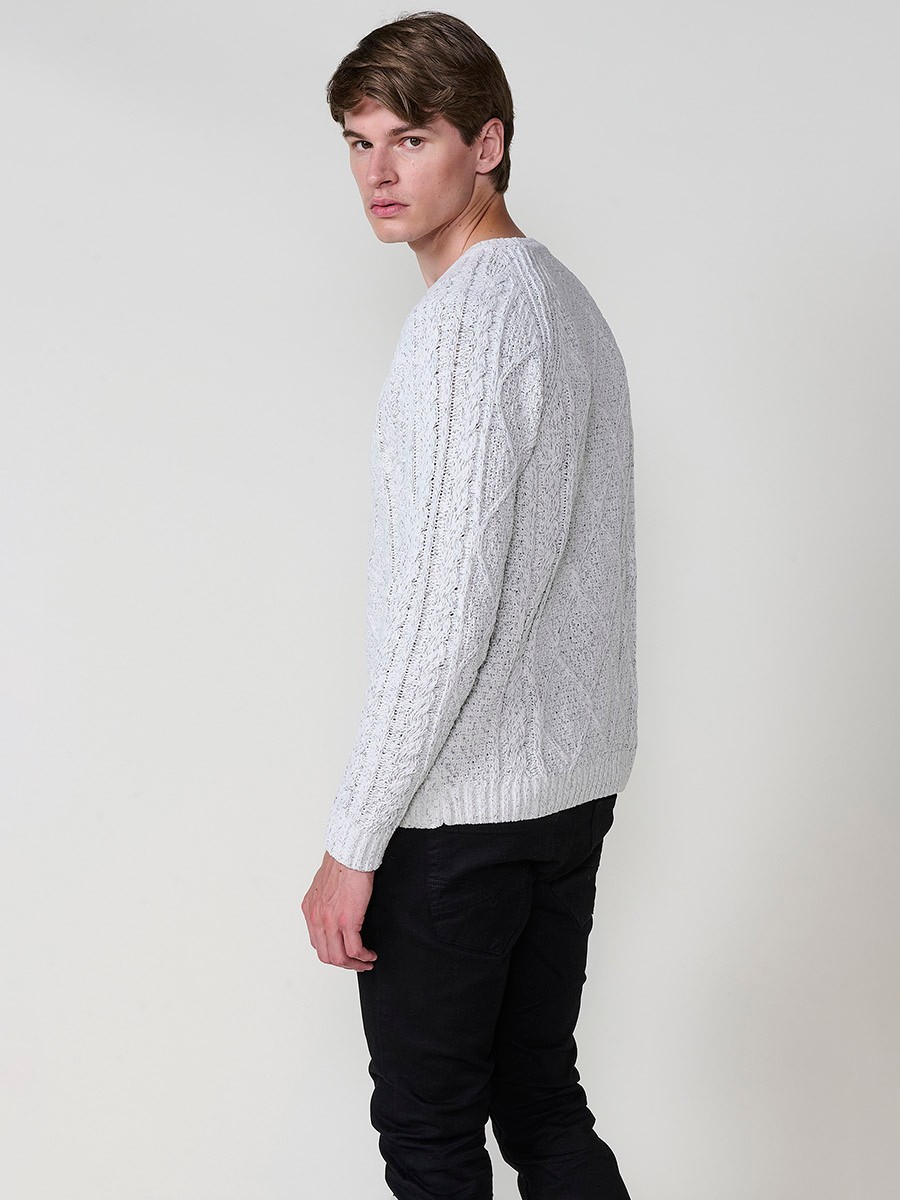 Jersey crudo de hombre en tricot con punto texturizado, cuello redondo y manga larga. Confección 100% poliéster, cómodo y moderno.