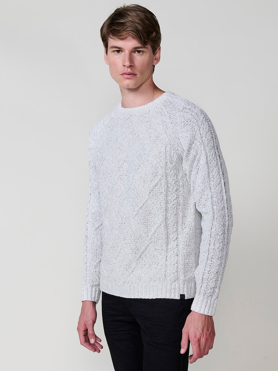 Jersey crudo de hombre en tricot con punto texturizado, cuello redondo y manga larga. Confección 100% poliéster, cómodo y moderno.