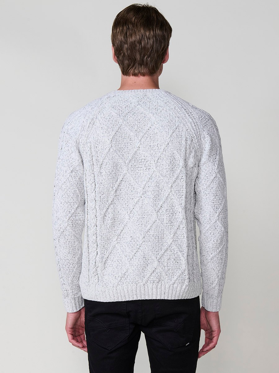 Jersey crudo de hombre en tricot con punto texturizado, cuello redondo y manga larga. Confección 100% poliéster, cómodo y moderno.