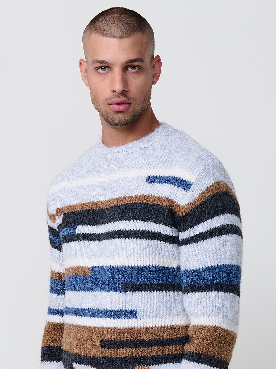 Jersey de rayas multicolor en tricot para hombre con cuello redondo y manga larga. Tejido 77% poliéster y 23% acrílico, moderno y versátil.