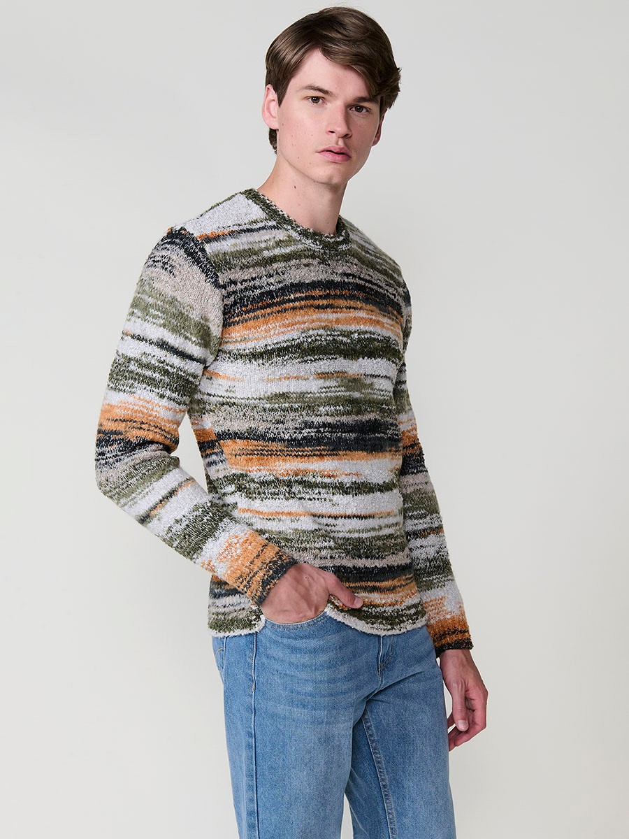 Jersey jaspeado multicolor de hombre en tricot con cuello redondo y manga larga. Confección 100% poliéster, moderno, ligero y cómodo.