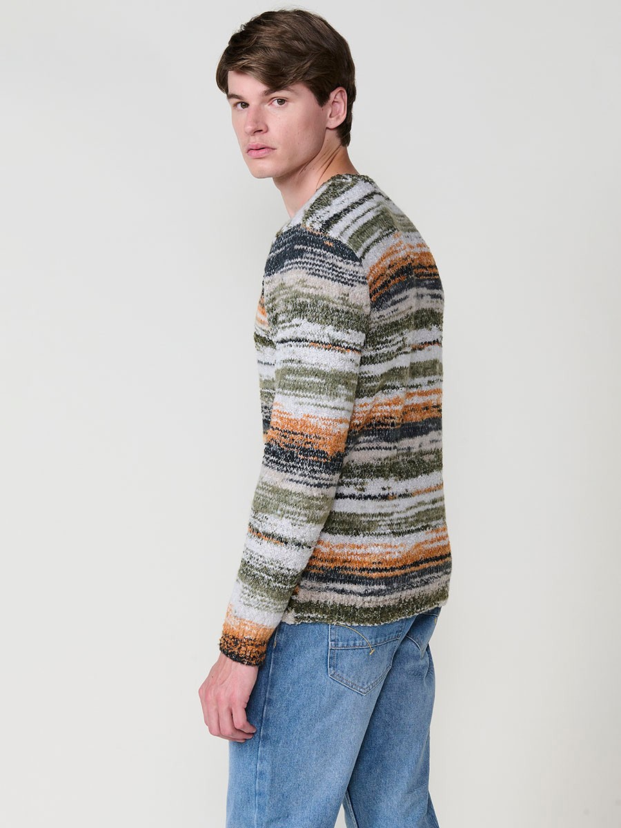 Jersey jaspeado multicolor de hombre en tricot con cuello redondo y manga larga. Confección 100% poliéster, moderno, ligero y cómodo.