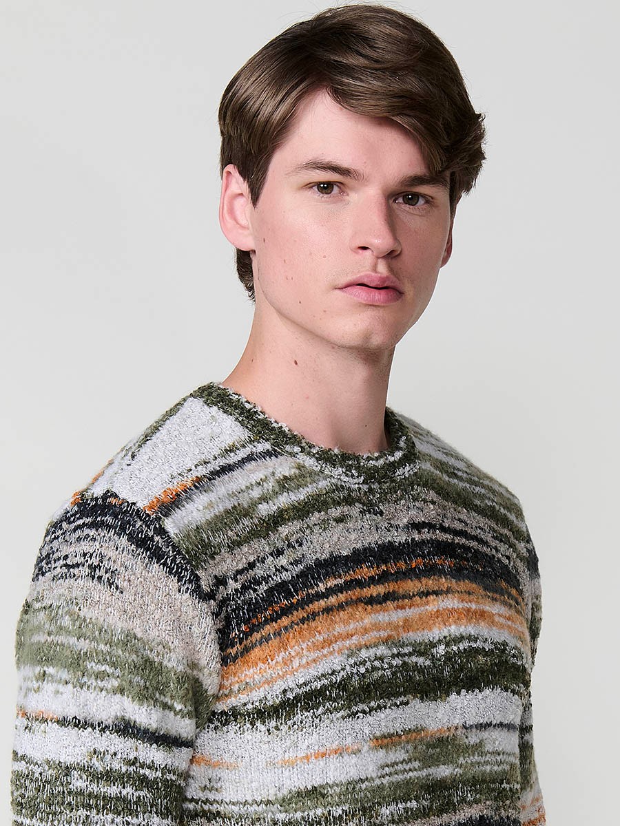 Jersey jaspeado multicolor de hombre en tricot con cuello redondo y manga larga. Confección 100% poliéster, moderno, ligero y cómodo.