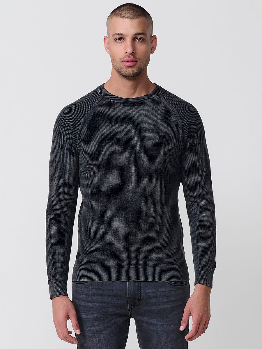 Jersey negro de hombre en tricot con cuello redondo y manga larga. Tejido 100% acrílico, cómodo y atemporal para todas las temporadas.