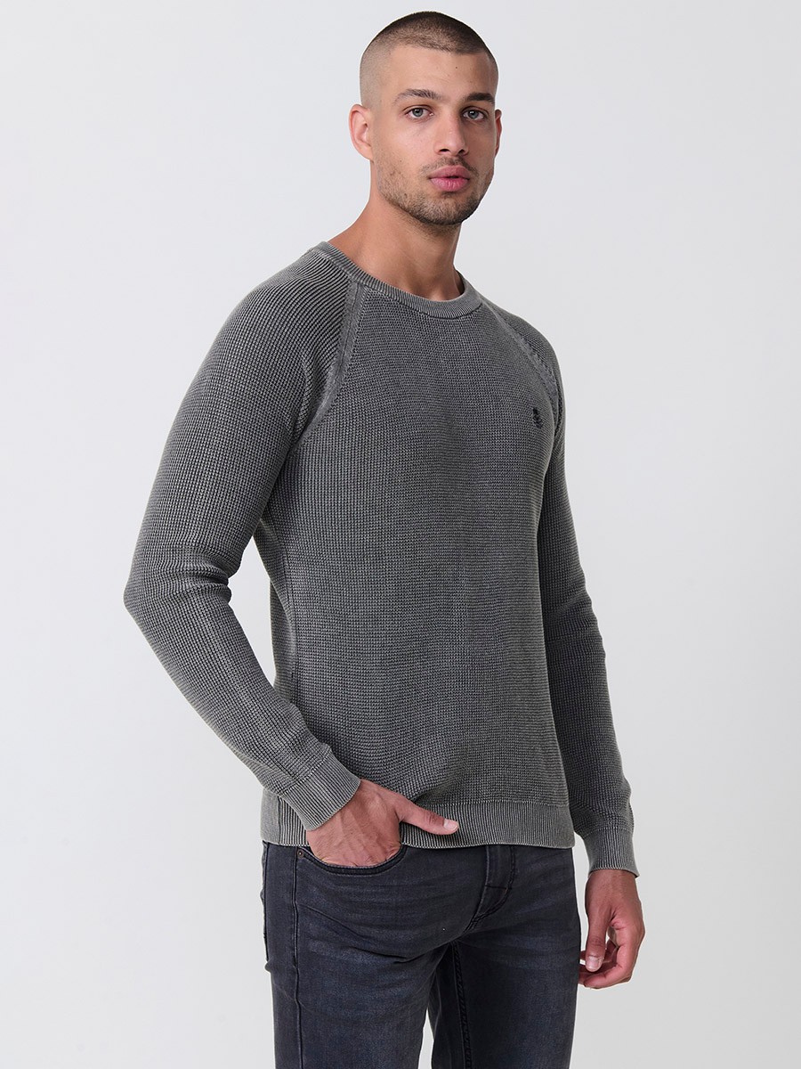 Jersey kaki de hombre en tricot con cuello redondo y manga larga. Tejido 100% acrílico, cómodo y atemporal para cualquier temporada.