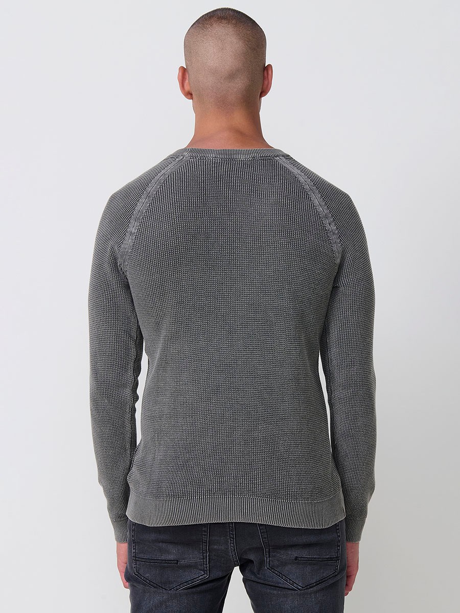 Jersey kaki de hombre en tricot con cuello redondo y manga larga. Tejido 100% acrílico, cómodo y atemporal para cualquier temporada.