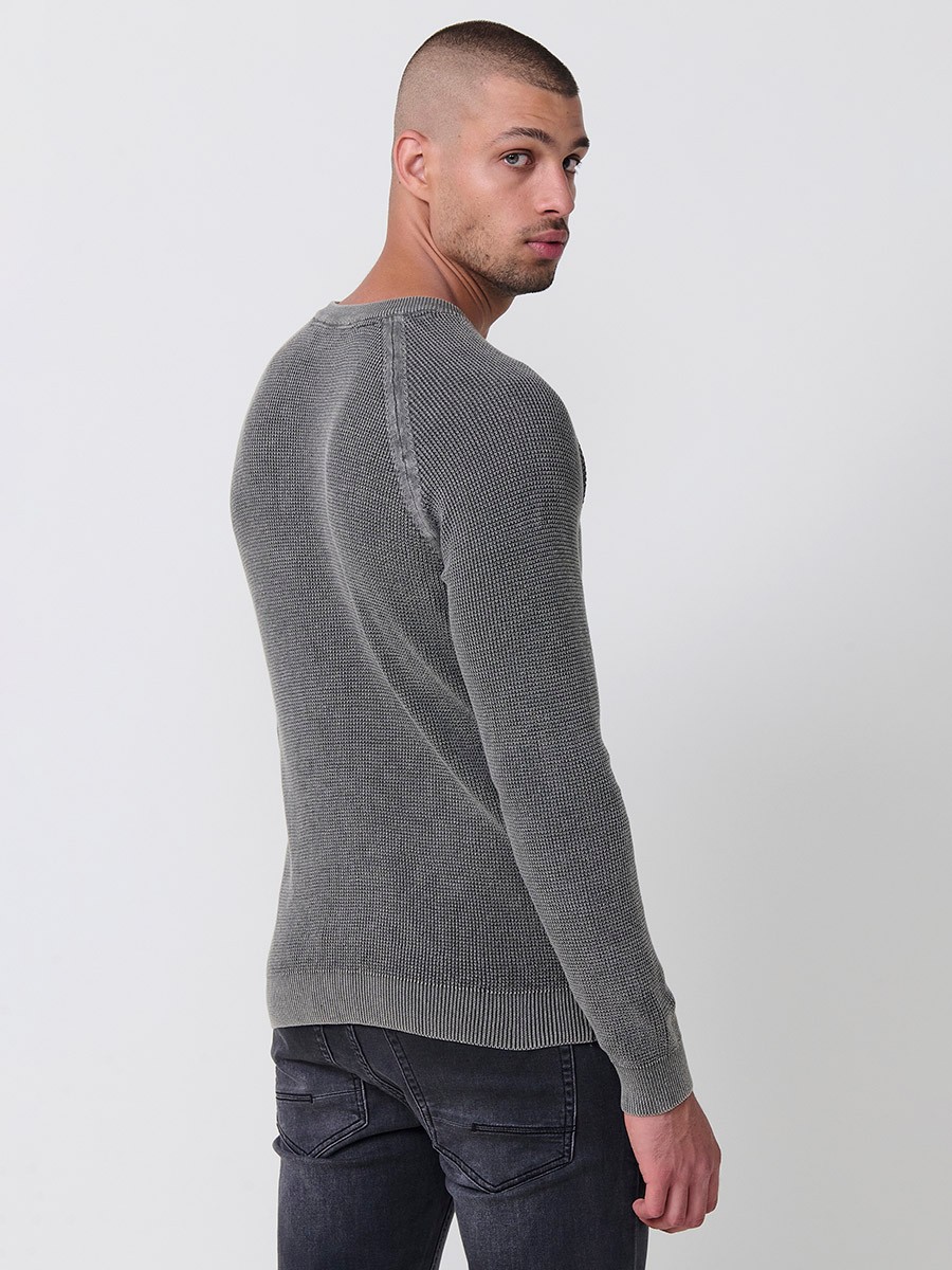 Jersey kaki de hombre en tricot con cuello redondo y manga larga. Tejido 100% acrílico, cómodo y atemporal para cualquier temporada.