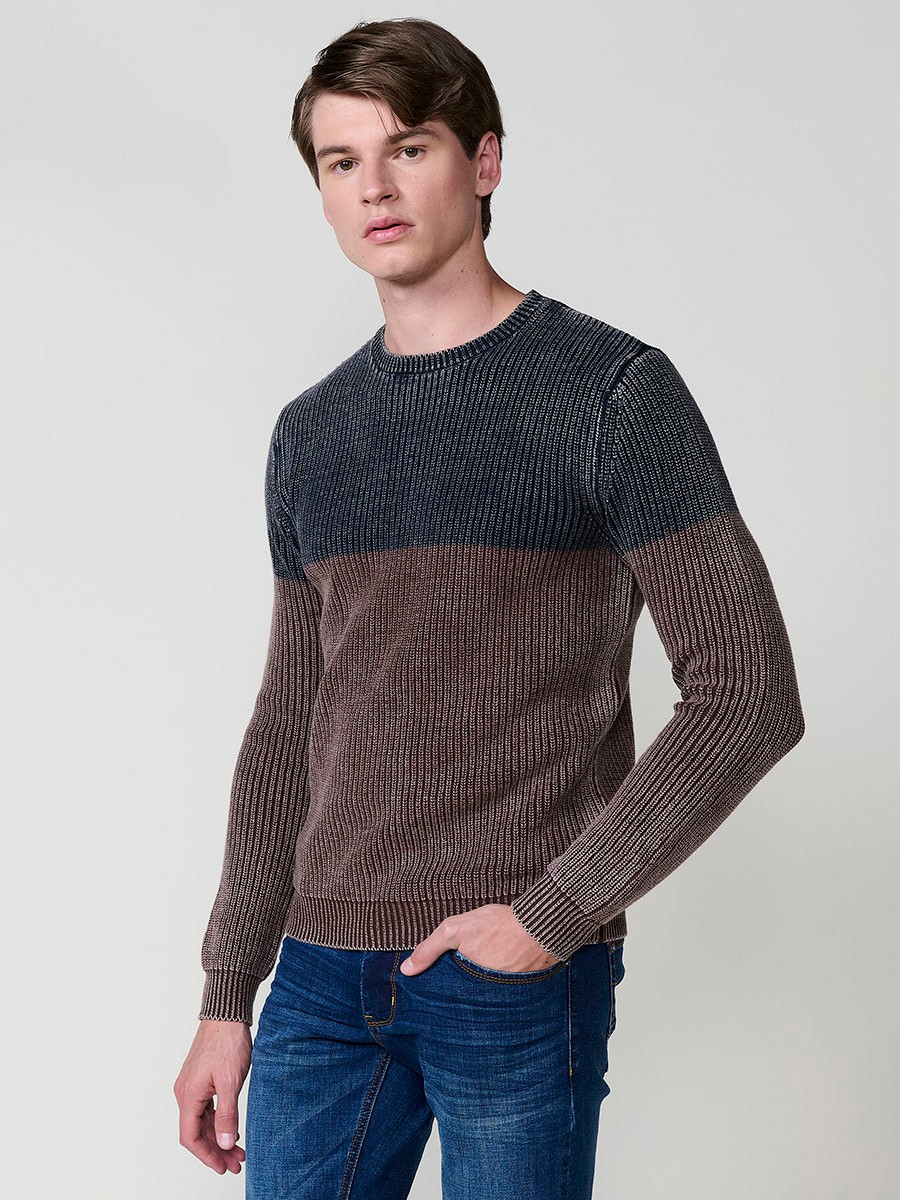 Jersey ocre de hombre en tricot con cuello redondo y manga larga. Confección 100% algodón, suave, transpirable y versátil.