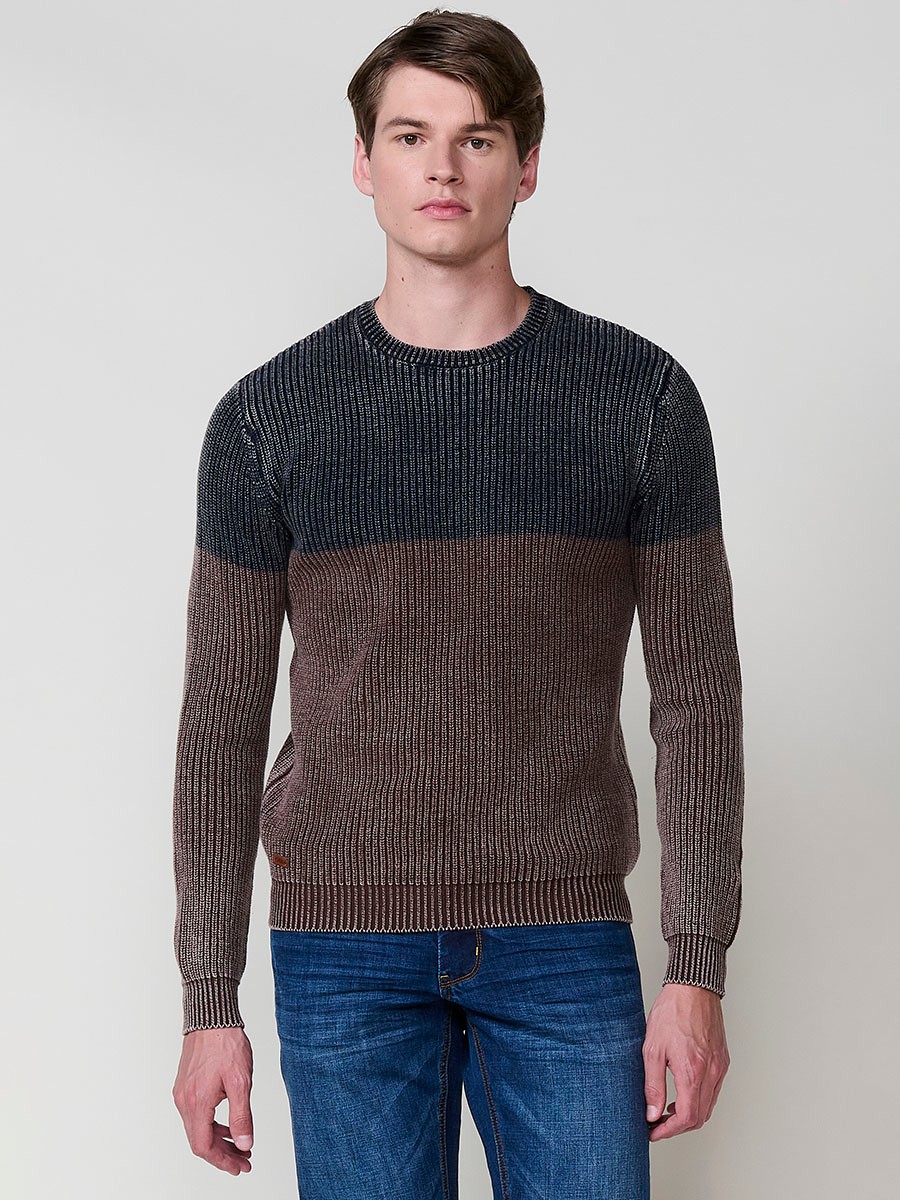 Jersey ocre de hombre en tricot con cuello redondo y manga larga. Confección 100% algodón, suave, transpirable y versátil.