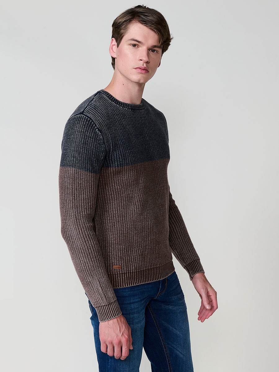 Jersey ocre de hombre en tricot con cuello redondo y manga larga. Confección 100% algodón, suave, transpirable y versátil.
