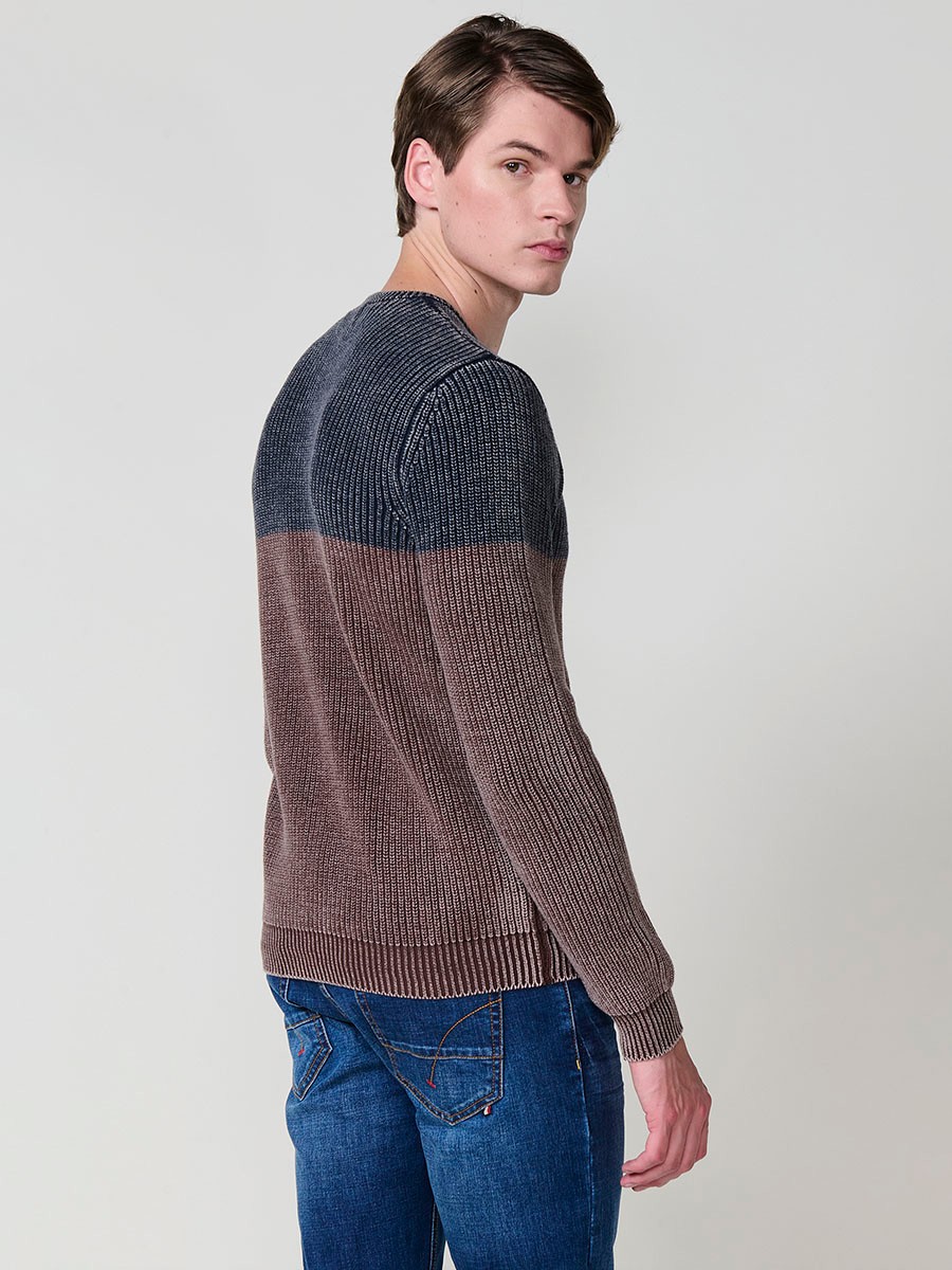 Jersey ocre de hombre en tricot con cuello redondo y manga larga. Confección 100% algodón, suave, transpirable y versátil.