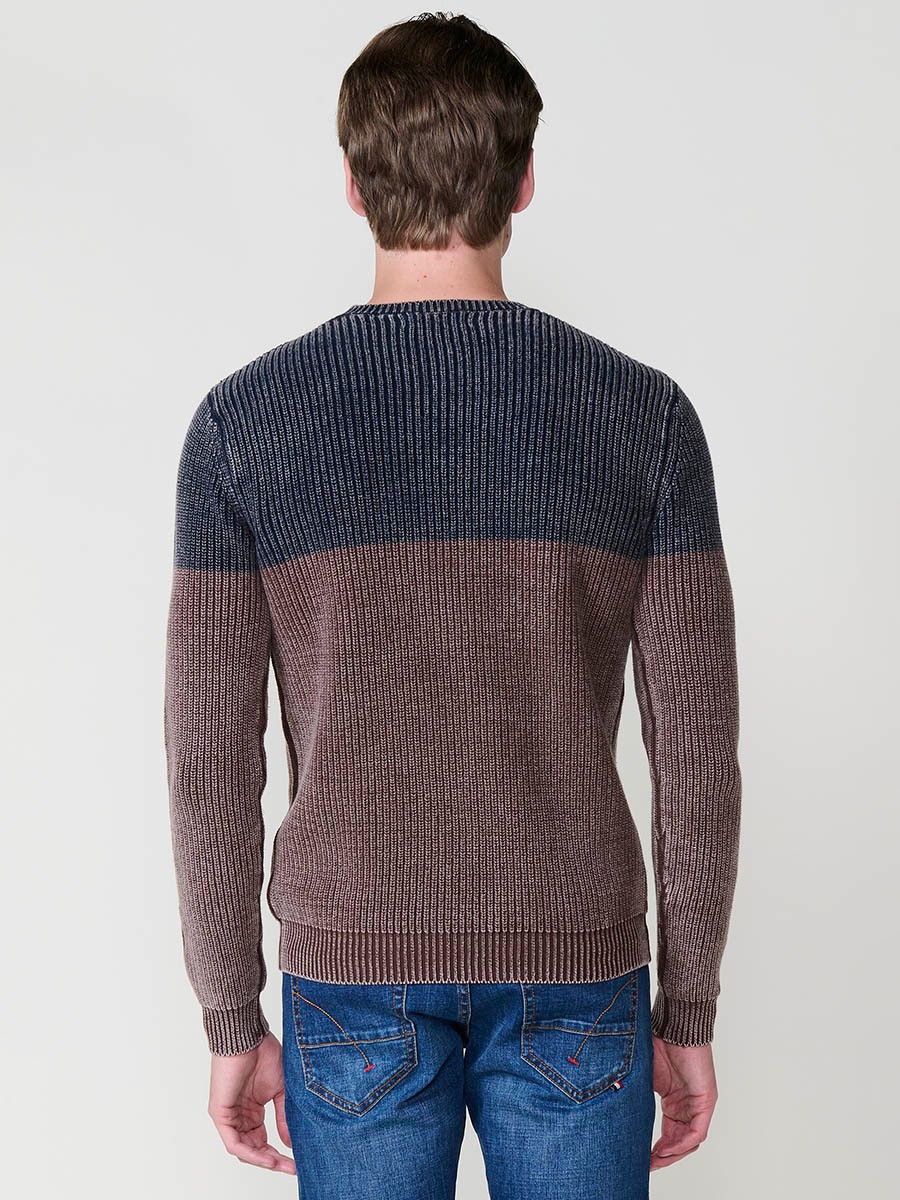 Jersey ocre de hombre en tricot con cuello redondo y manga larga. Confección 100% algodón, suave, transpirable y versátil.