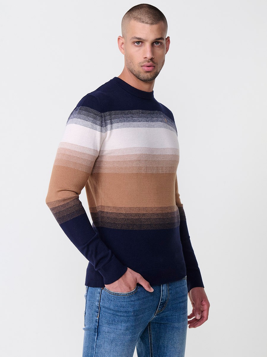 Jersey camel de hombre en tricot con cuello redondo y manga larga. Mezcla de viscosa, poliamida y poliéster, suave y versátil.