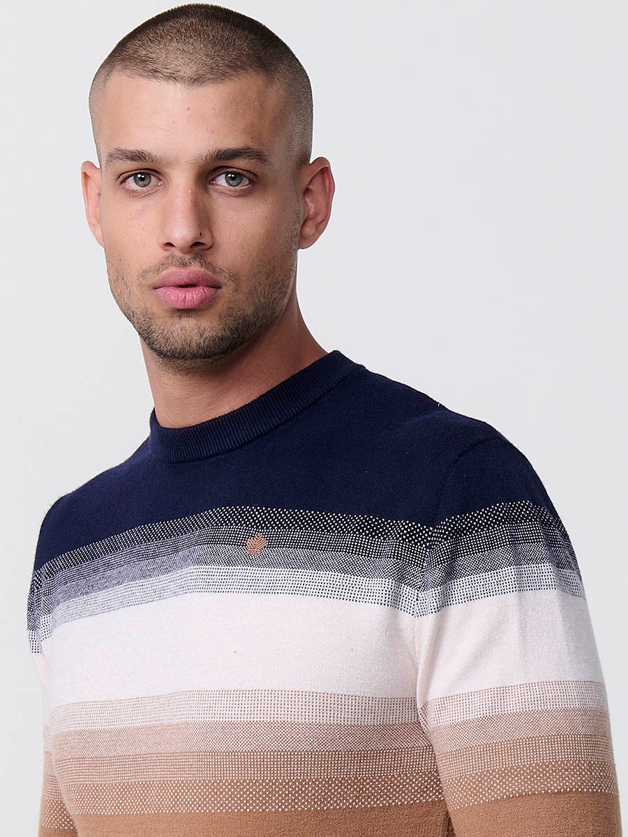 Jersey camel de hombre en tricot con cuello redondo y manga larga. Mezcla de viscosa, poliamida y poliéster, suave y versátil.