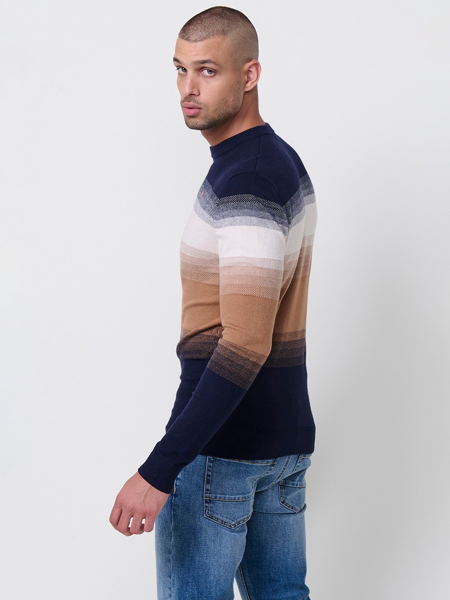 Jersey camel de hombre en tricot con cuello redondo y manga larga. Mezcla de viscosa, poliamida y poliéster, suave y versátil.