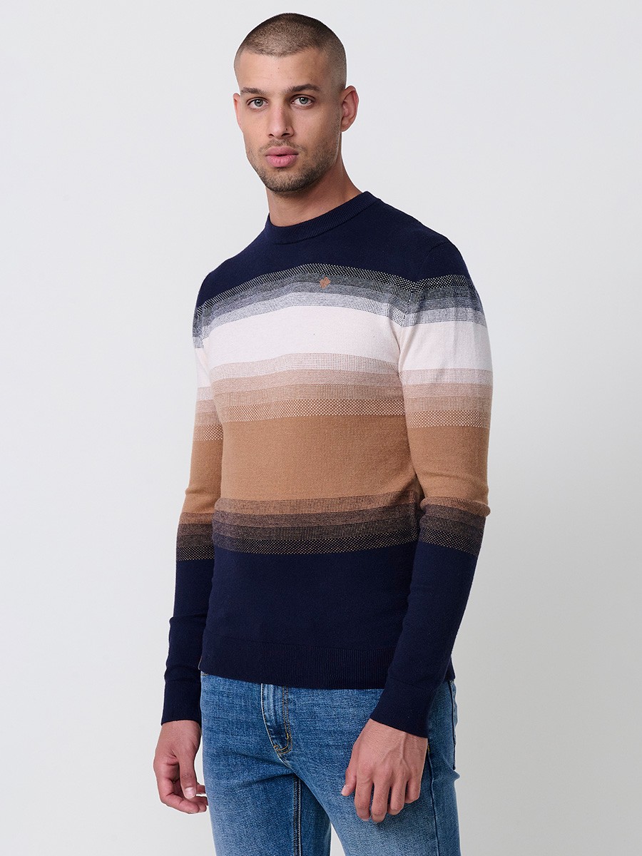 Jersey camel de hombre en tricot con cuello redondo y manga larga. Mezcla de viscosa, poliamida y poliéster, suave y versátil.